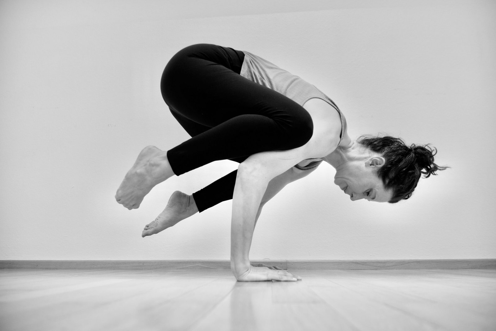 seitliche schwarz weiß aufnahme von Monika Steininger von friendlyhathayoga in Yoga Asana Krähe
